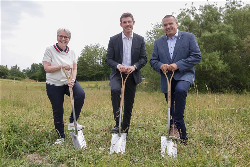 Benthe Klokkerholm, Vice President, Manufacturing Operations HVAC/R, EMEA Anders Winnerskjold, Mayor of Aarhus Municipality Lars Ormstrup, Plant Manager, Holme DK