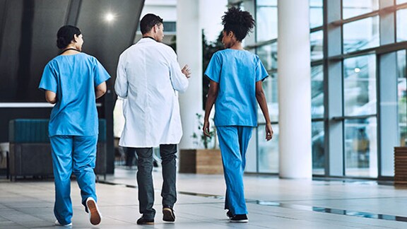 Docter and nurses walking and discussing